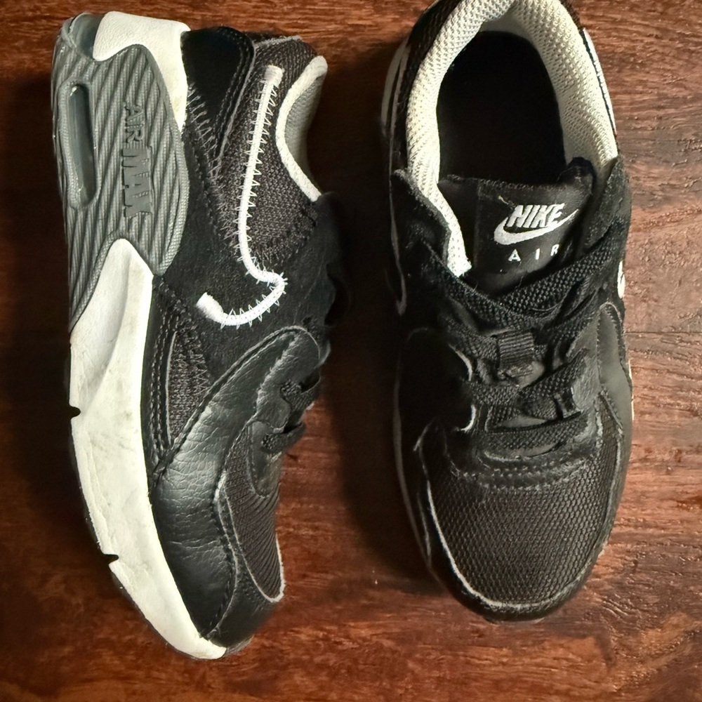 Nike Kids AIRMAX Black and White Sneakers 11.5C